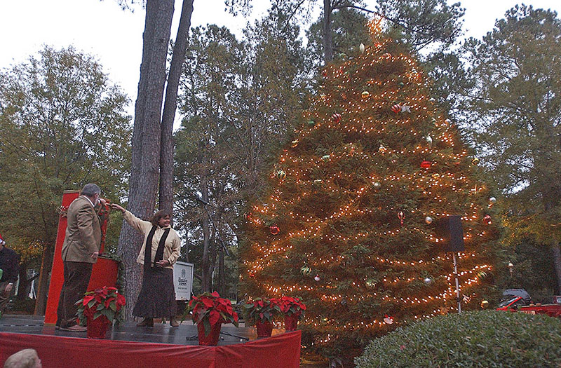 Tom and Mary Ann Peeples Lighting up Christmas Tree